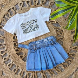 Saia de ganga com pregas e T-shirt Cropped “I don’t sleep” (artigos comprados individualmente)