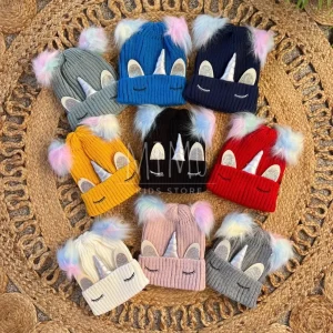 Gorro com pompons unicórnio